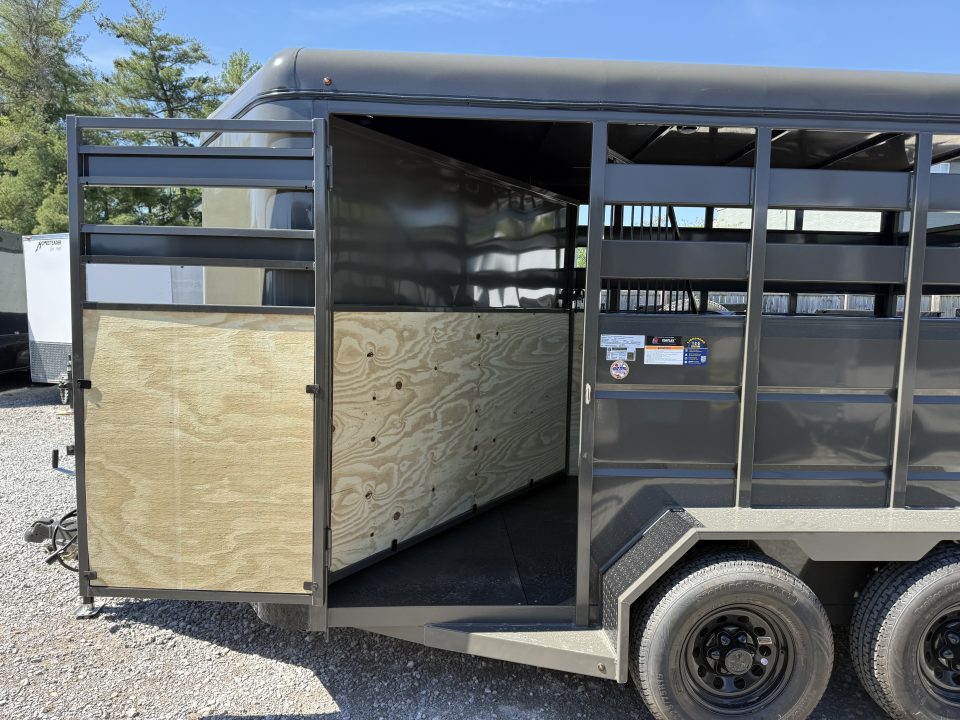New 2026 Valley Trailers 2 Horse Slant Load Deluxe 7' Tall