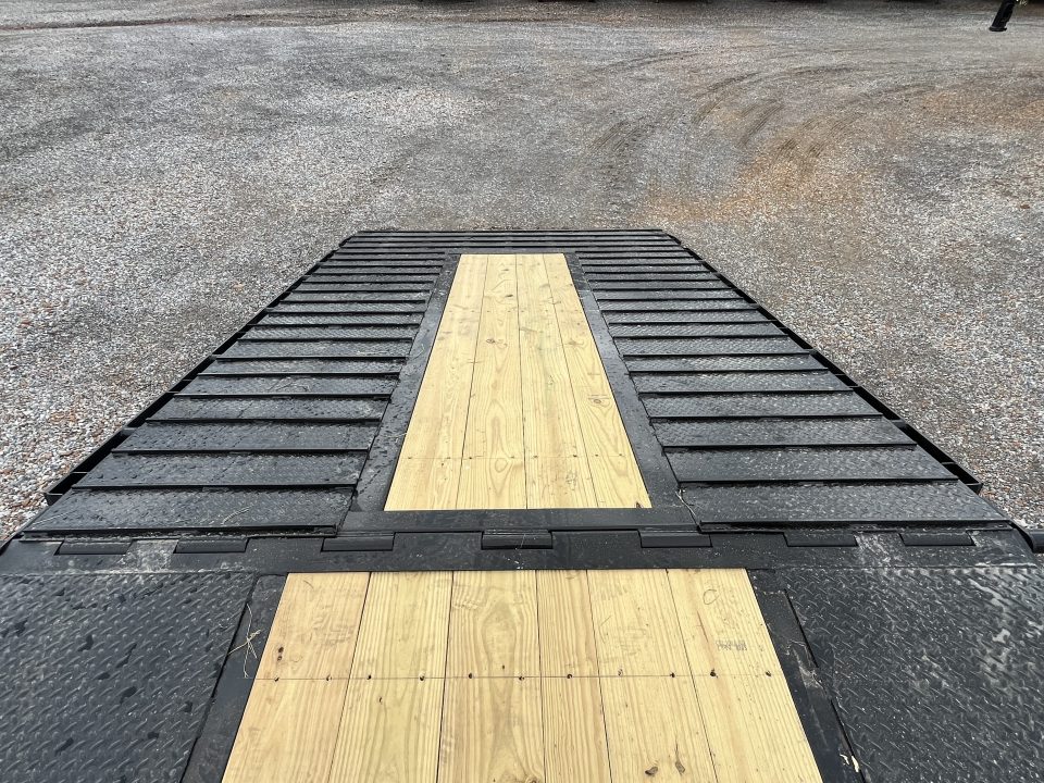New 2027 MAXXD Hydraulic Dovetail Gooseneck Trailer | 34' x 102' 30K GVWR