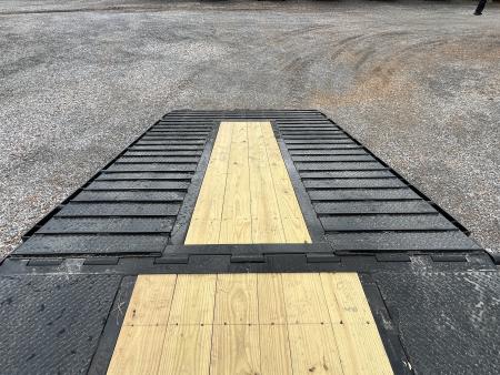 New 2027 MAXXD Hydraulic Dovetail Gooseneck Trailer | 34' x 102' 30K GVWR