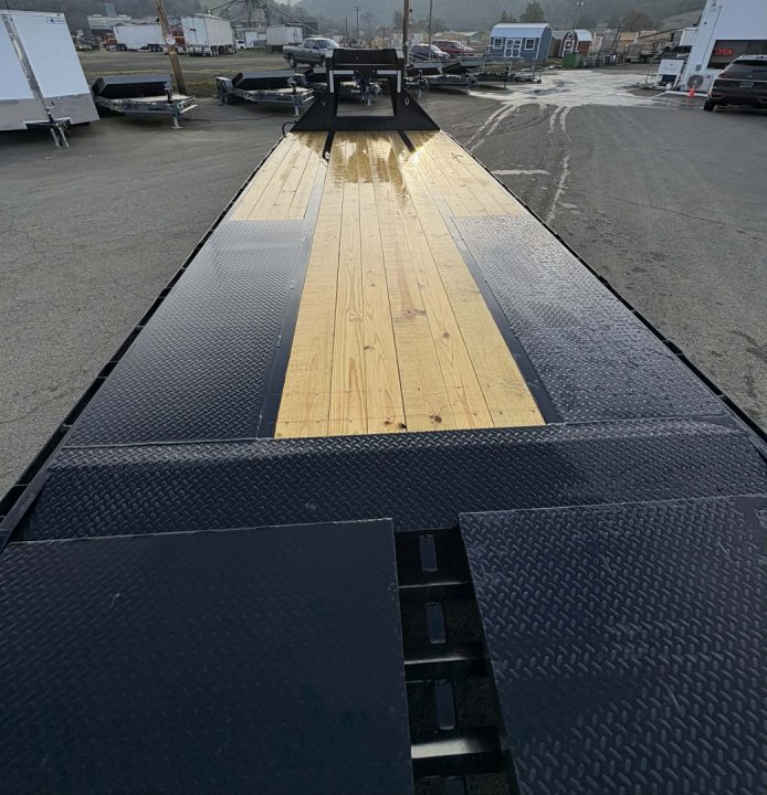 New EQUIPMENT TRAILER 2026 Diamond C FMAX210 25000 GVRW 30' X 102" FLATBED GOOSENECK ONYX BLACK