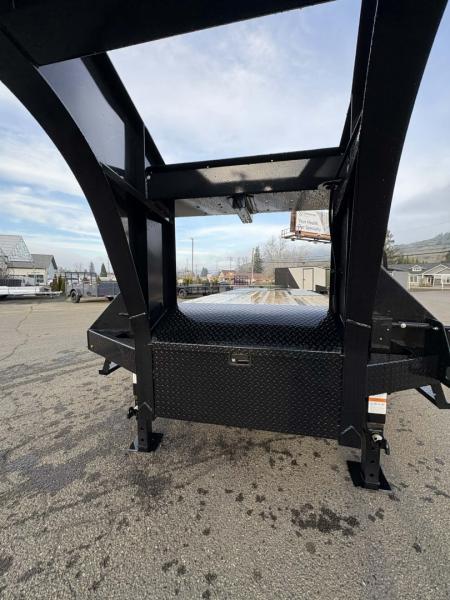 New EQUIPMENT TRAILER 2026 Diamond C FMAX210 25000 GVRW 30' X 102" FLATBED GOOSENECK ONYX BLACK