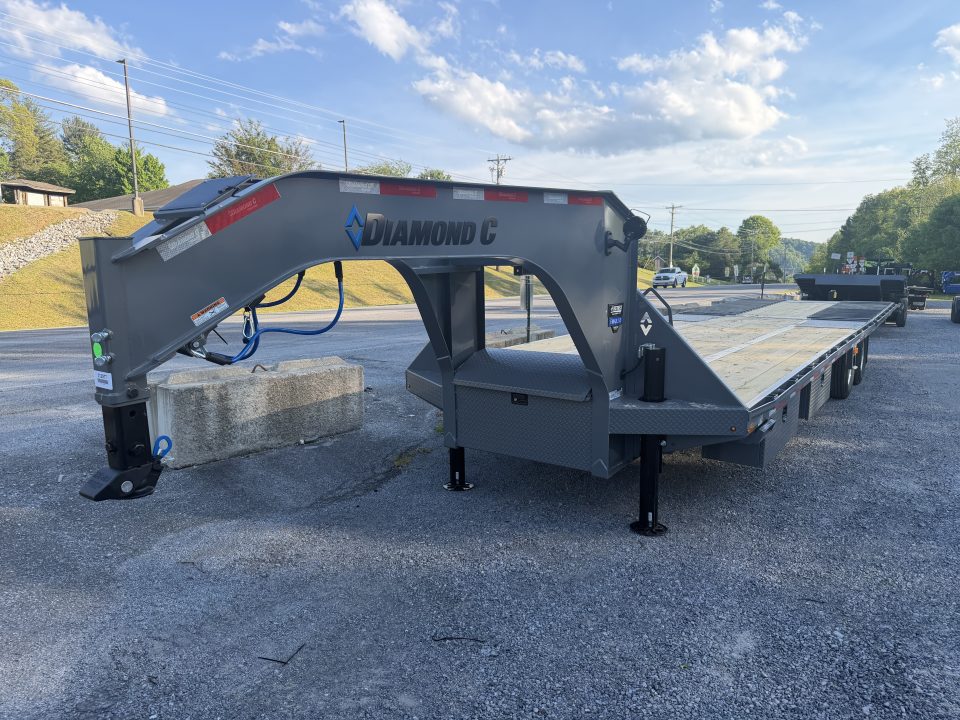 New 2026 Diamond C FMAX210 GOOSENECK TRAILER PACESETTER EDITION HYDRO DOVE & JACKS DIAS BRAKES ALUMINUM OUTER RIMS