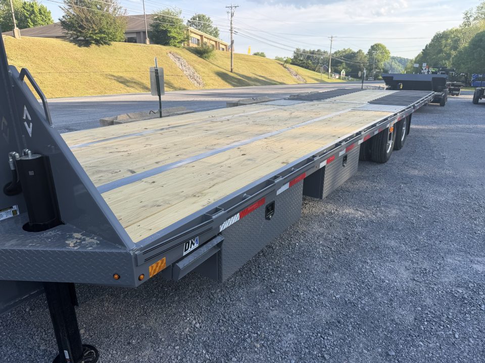 New 2026 Diamond C FMAX210 GOOSENECK TRAILER PACESETTER EDITION HYDRO DOVE & JACKS DIAS BRAKES ALUMINUM OUTER RIMS