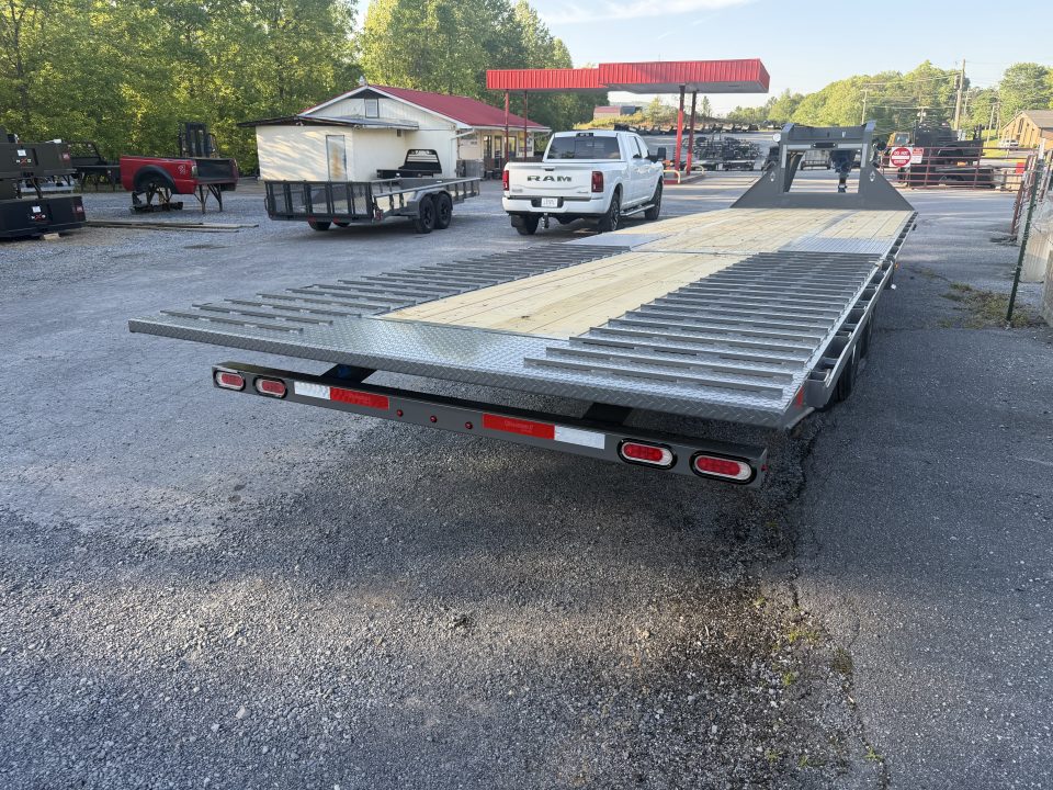 New 2026 Diamond C FMAX210 GOOSENECK TRAILER PACESETTER EDITION HYDRO DOVE & JACKS DIAS BRAKES ALUMINUM OUTER RIMS