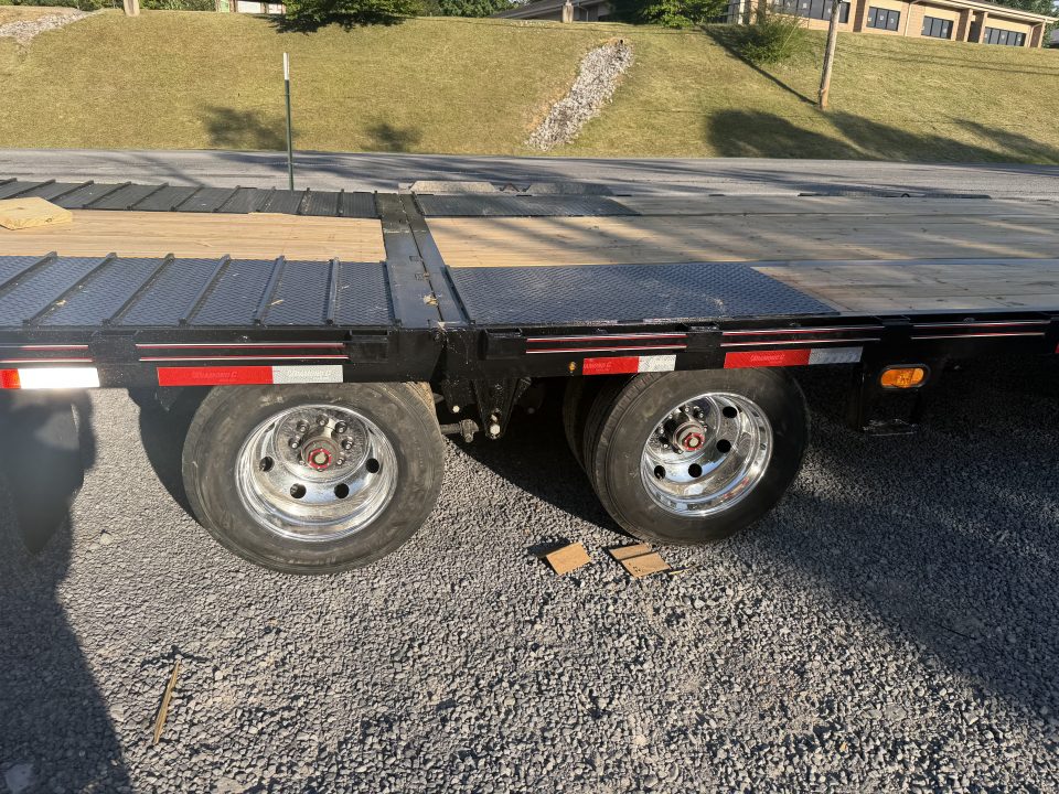 New 2026 Diamond C FMAX212 GOOSENECK Trailer PACESETTER EDITION HYDRO JACKS & DOVE DISC BRAKES 17.5 ALUMINUM OUTER RIMS