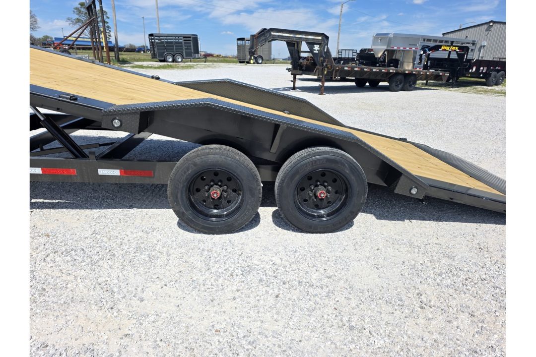 New 2026 MAXX-D 102X22 TANDEM 17.5K FULL TILT W/ HYDROJACKS, DRIVE OVER FENDERS, WINCH PLATE & WIRELESS REMOTE