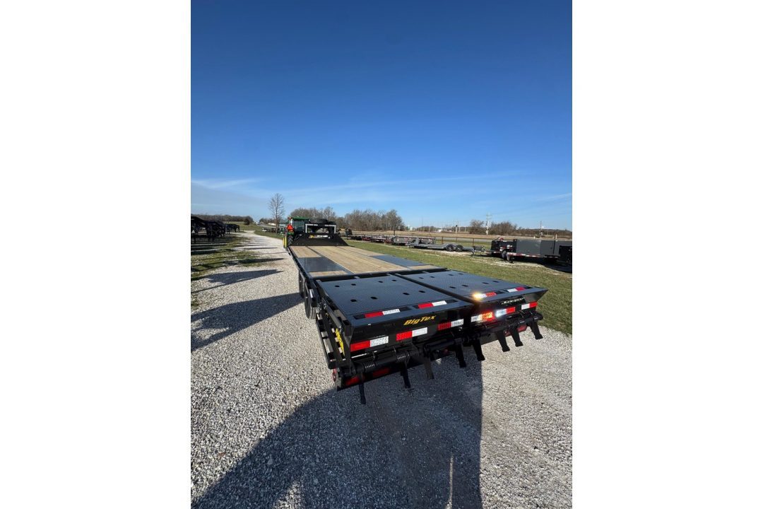 New 2026 Big Tex Trailers 102x25 Tandem 25.9K GN Flatbed w/ Mega Ramps, 2-Speed Jacks & 14 Ply Tires