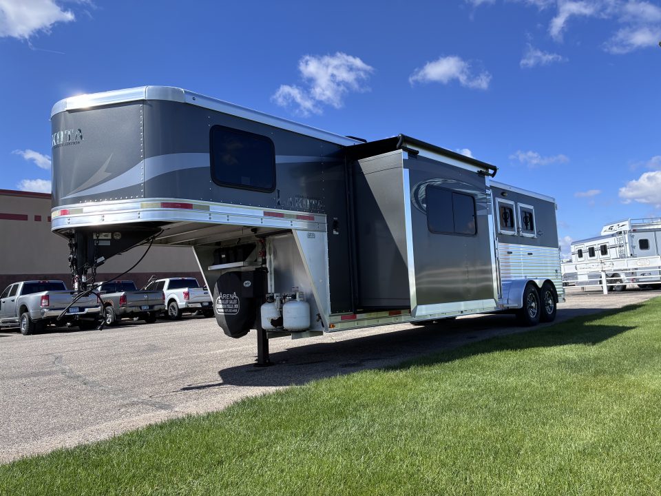 Used 2017 Lakota C311 Horse Trailer