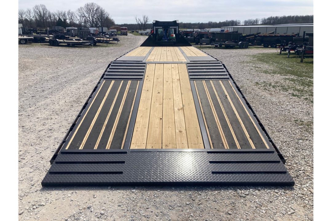 New 2026 Diamond C Trailers 102X32 TANDEM 25K GN HYDROTAIL W/ BLACKWOOD RUNNERS, HYDROJACKS, SOLAR CHARGER & WIRELESS REMOTE