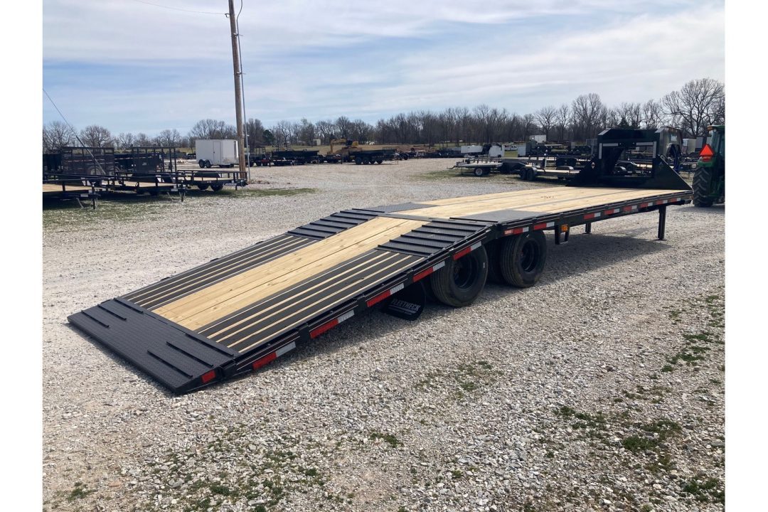 New 2026 Diamond C Trailers 102X32 TANDEM 25K GN HYDROTAIL W/ BLACKWOOD RUNNERS, HYDROJACKS, SOLAR CHARGER & WIRELESS REMOTE