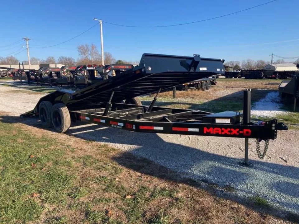 New 2026 MAXX-D 102X22 TANDEM 17.5K FULL TILT W/ HYDROJACKS, DRIVE OVER FENDERS, WINCH PLATE & WIRELESS REMOTE
