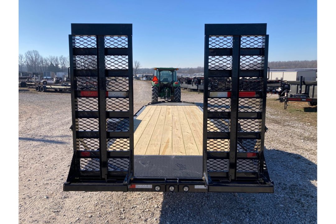 New 2026 MAXX-D 83X22 TANDEM 17.5K EQUIPMENT W 2' DOVE, STAND UP RAMPS & LARGE TOOL BOX