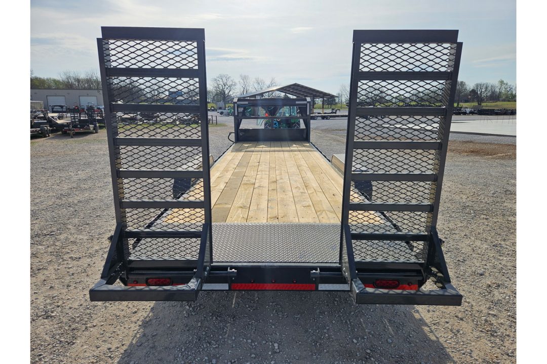 New 2026 Lamar 83X24 TANDEM 14K GOOSENECK EQUIPMENT HAULER W/2' DOVE & WIDE STANDUPS