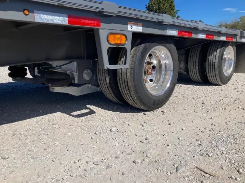New 2026 Diamond C Trailers 102X53 TANDEM 40K STEP DECK W/ HYDROTAIL, HYDROJACKS, AIR RIDE, FRONT LIFT AXLE & ALUMINUM OUTTERS