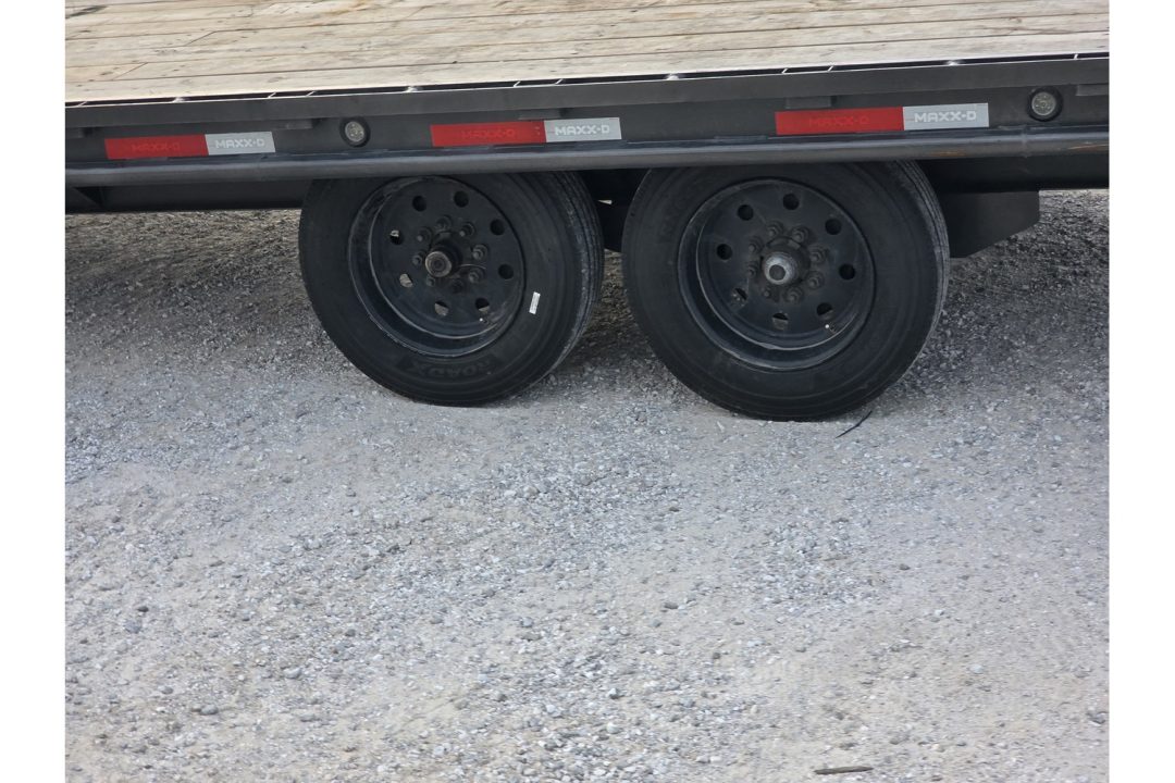 Used 2025 MAXX-D 102x40 Tandem 12K GN Straight Deck w/ Slide In Ramps