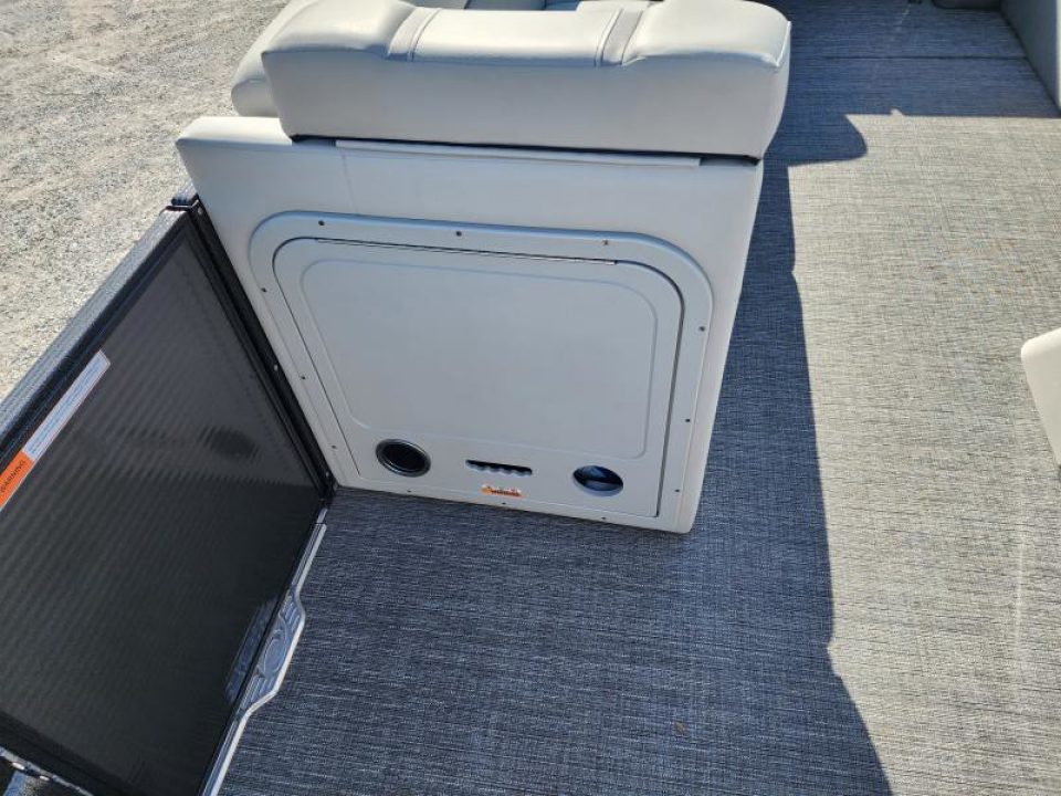 Used 2023 Crest CLASSIC LX 240 SLC TRITOON (200 HP MERCURY) (48 HOURS)'''' MY LOST YOUR GAIN''''CALL PAT 417-366-441