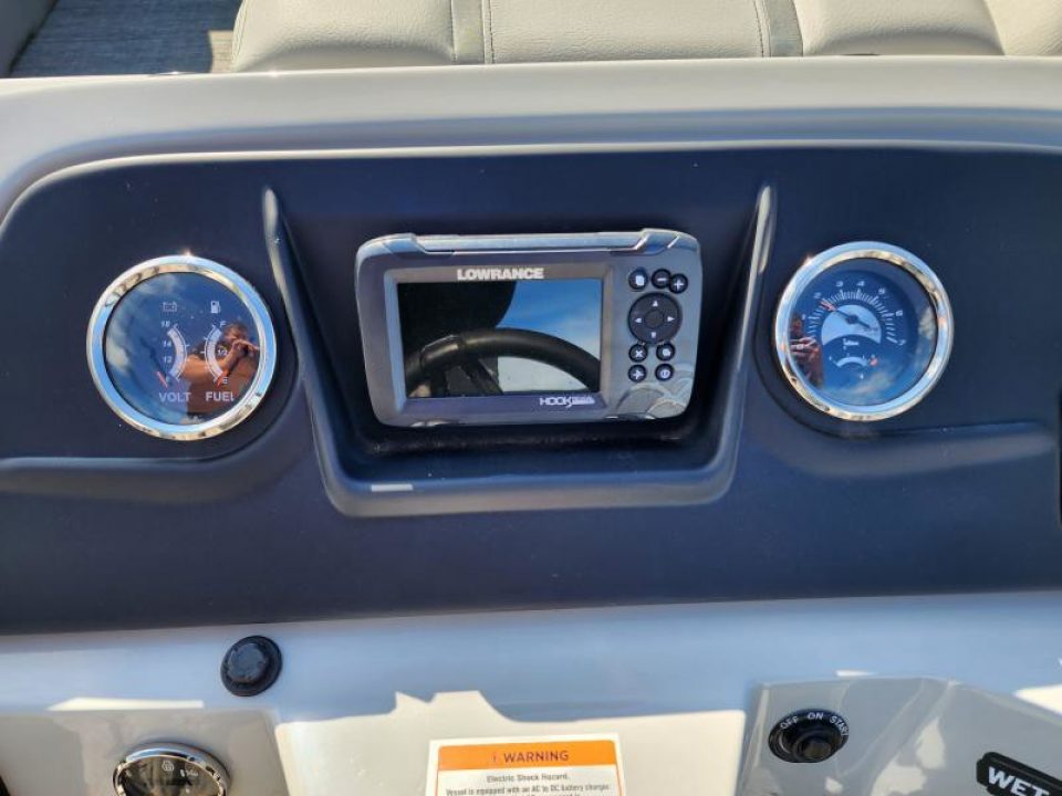 Used 2023 Crest CLASSIC LX 240 SLC TRITOON (200 HP MERCURY) (48 HOURS)'''' MY LOST YOUR GAIN''''CALL PAT 417-366-441