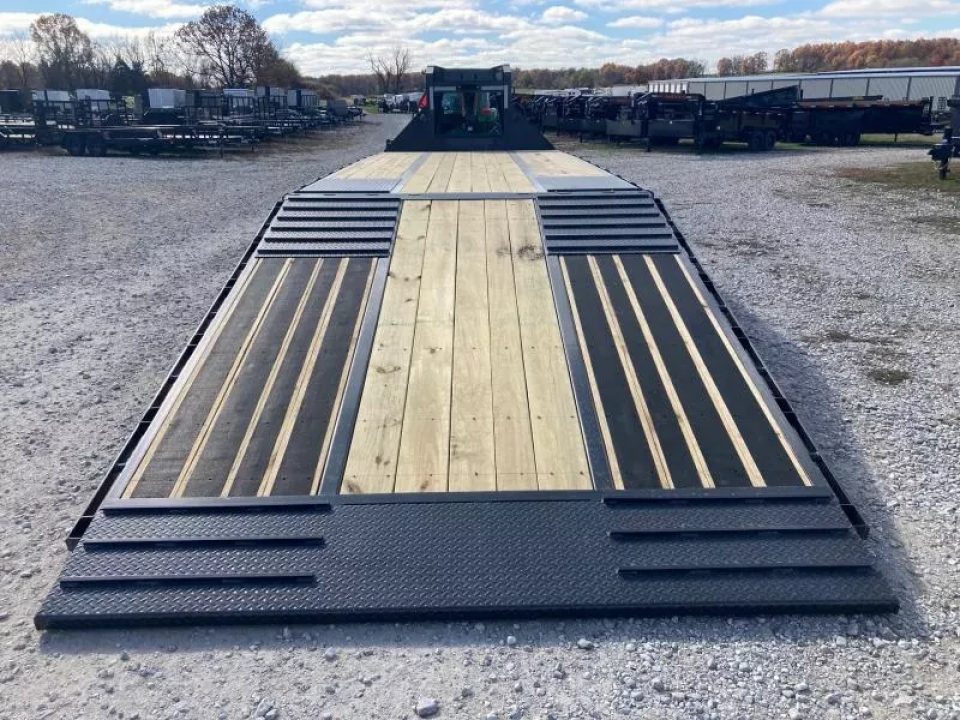 New 2026 Diamond C Trailers 102X32 TANDEM 25.9K GN HYDROTAIL W/ BLACKWOOD RUNNERS, SOLAR CHARGER & 14 PLY TIRES