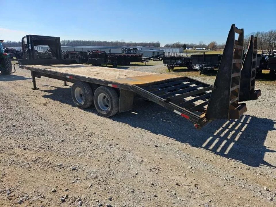 Used 2005 Pinnacle Fabricating, LLC 102X25 TANDEM DUAL GOOSENECK FLATBED W/10K AXLES & 5' SELF CLEAN DOVE