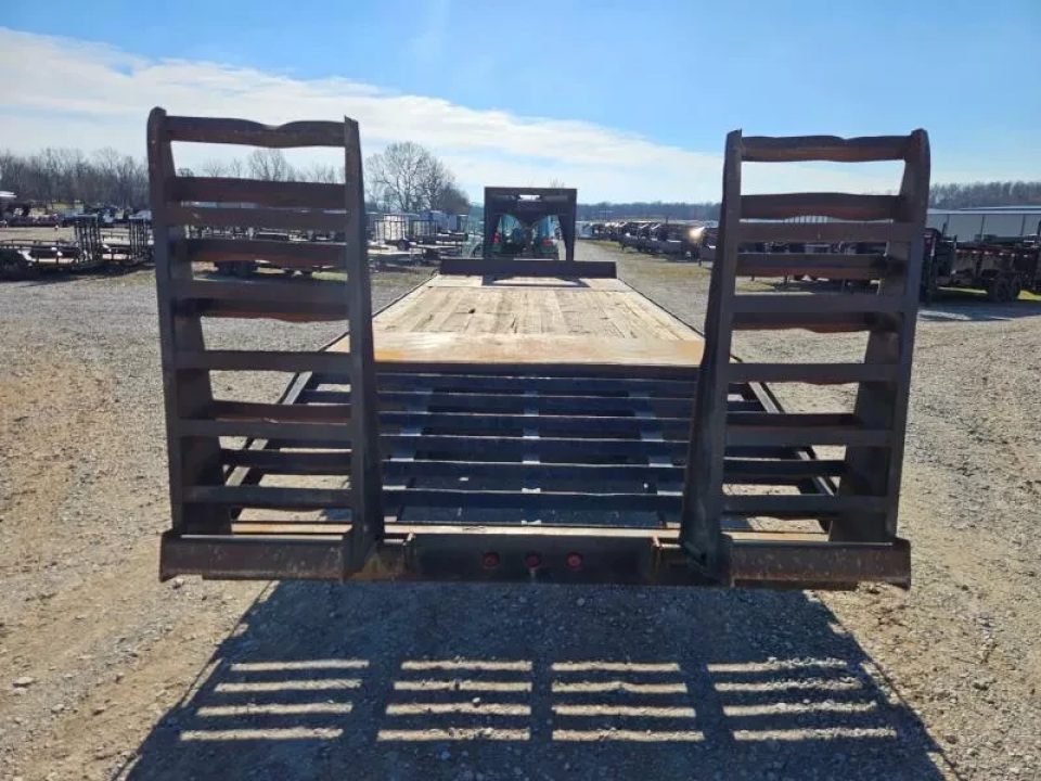 Used 2005 Pinnacle Fabricating, LLC 102X25 TANDEM DUAL GOOSENECK FLATBED W/10K AXLES & 5' SELF CLEAN DOVE