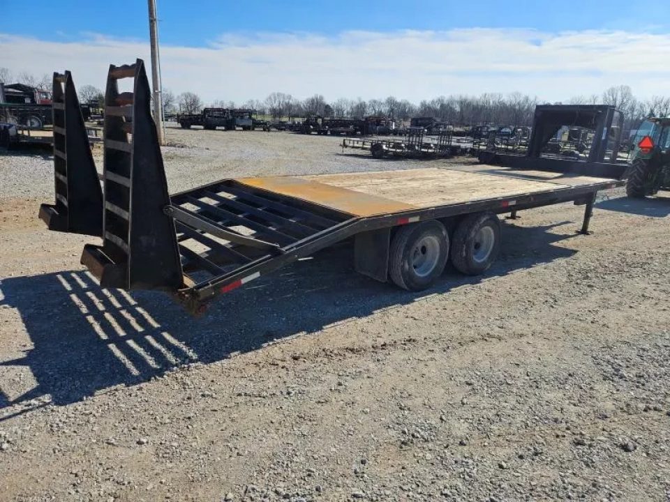 Used 2005 Pinnacle Fabricating, LLC 102X25 TANDEM DUAL GOOSENECK FLATBED W/10K AXLES & 5' SELF CLEAN DOVE