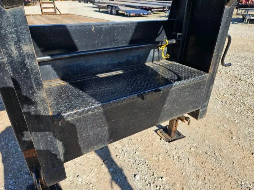 Used 2005 Pinnacle Fabricating, LLC 102X25 TANDEM DUAL GOOSENECK FLATBED W/10K AXLES & 5' SELF CLEAN DOVE