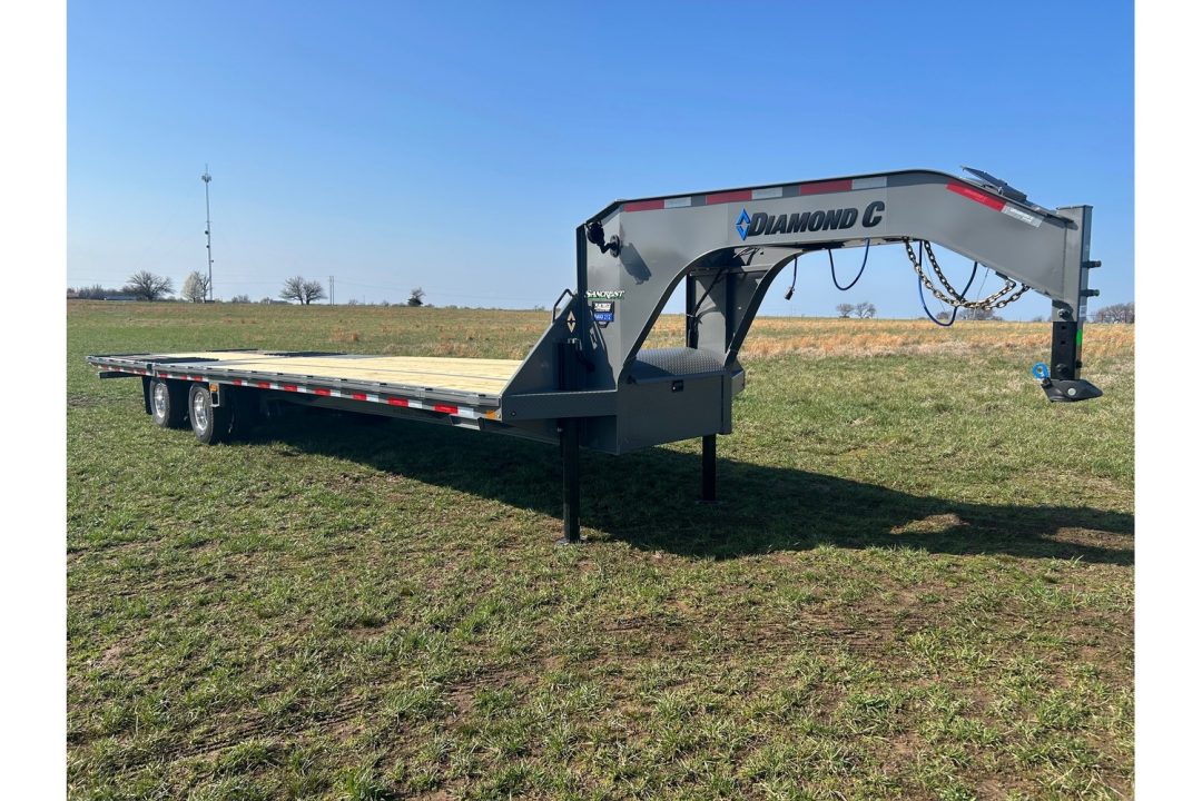 New 2026 Diamond C 102x35 Tandem 25.9 GN Pacesetter Hydrotail w/ EOH Brakes & Hydraulic Jacks