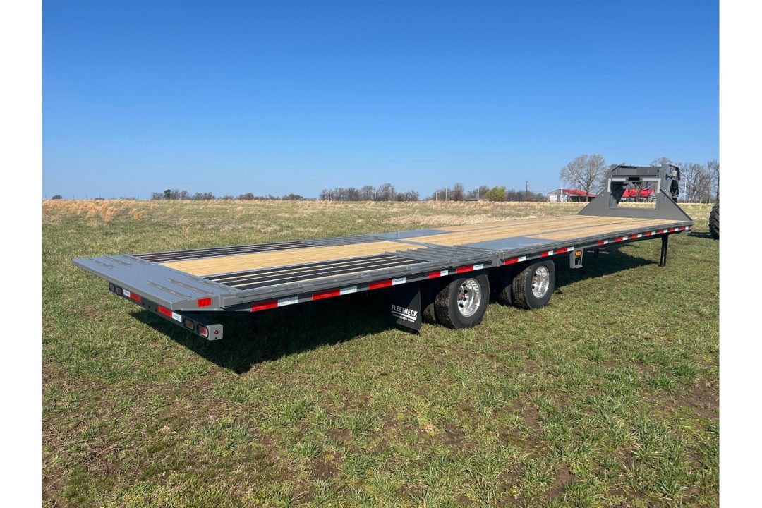 New 2026 Diamond C 102x35 Tandem 25.9 GN Pacesetter Hydrotail w/ EOH Brakes & Hydraulic Jacks