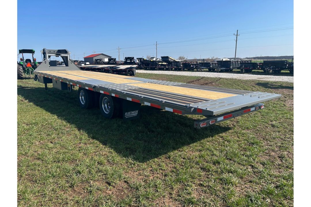New 2026 Diamond C 102x35 Tandem 25.9 GN Pacesetter Hydrotail w/ EOH Brakes & Hydraulic Jacks