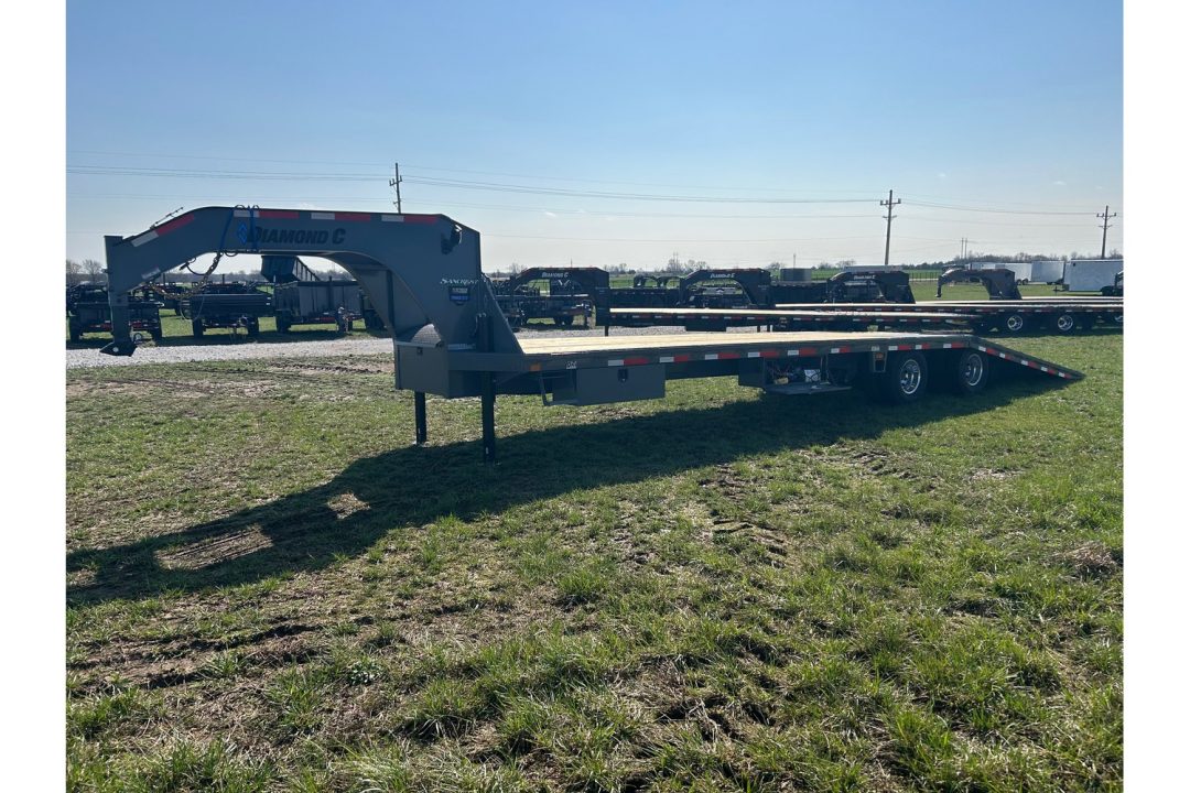 New 2026 Diamond C 102x35 Tandem 25.9 GN Pacesetter Hydrotail w/ EOH Brakes & Hydraulic Jacks