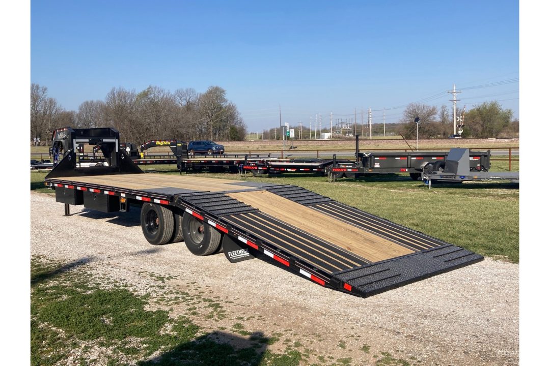 New 2026 Diamond C Trailers 102x30 TANDEM 25.9K GN HYDROTAIL W/ BLACKWOOD RUNNERS, HYDROJACKS, DISC BRAKES & WIRELESS REMOTE