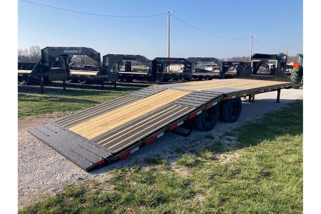 New 2026 Diamond C Trailers 102x30 TANDEM 25.9K GN HYDROTAIL W/ BLACKWOOD RUNNERS, HYDROJACKS, DISC BRAKES & WIRELESS REMOTE