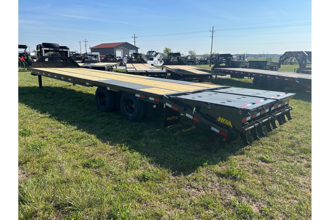 New 2026 Big Tex 102x33 Tandem 23.9K GN Flatbed w/ Sliding Ratchet Rail, 2-Speed Jacks, & Load Lights