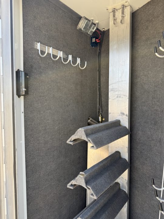Used 2007 Bloomer THE EVOLUTION Horse Trailer