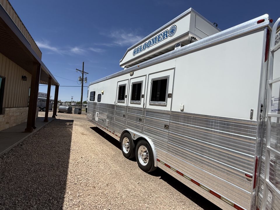 Used 2007 Bloomer THE EVOLUTION Horse Trailer