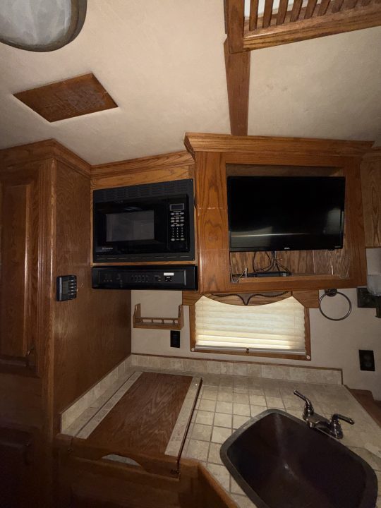 Used 2007 Bloomer THE EVOLUTION Horse Trailer
