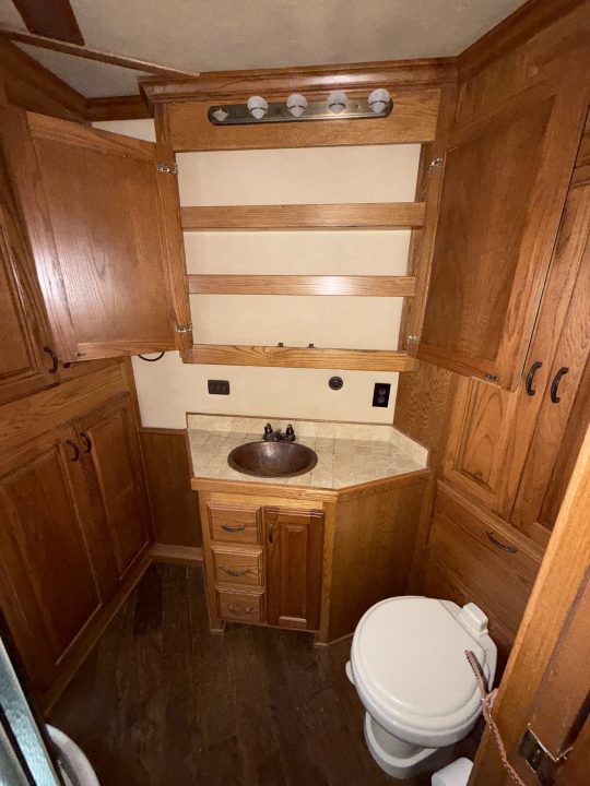 Used 2007 Bloomer THE EVOLUTION Horse Trailer