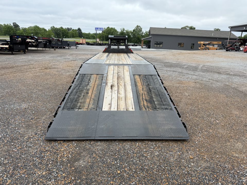 Used 2024 MAXXD 102" x 32' 25.9K HYD Dove Gooseneck Trailer
