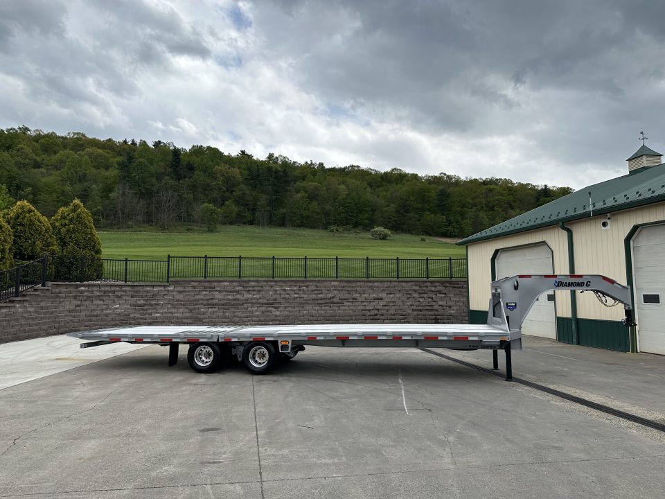 New Diamond C 32' FMAX212 Gooseneck w/Hyd Dovetail - Pacesetter Edition - Aluminum Floor