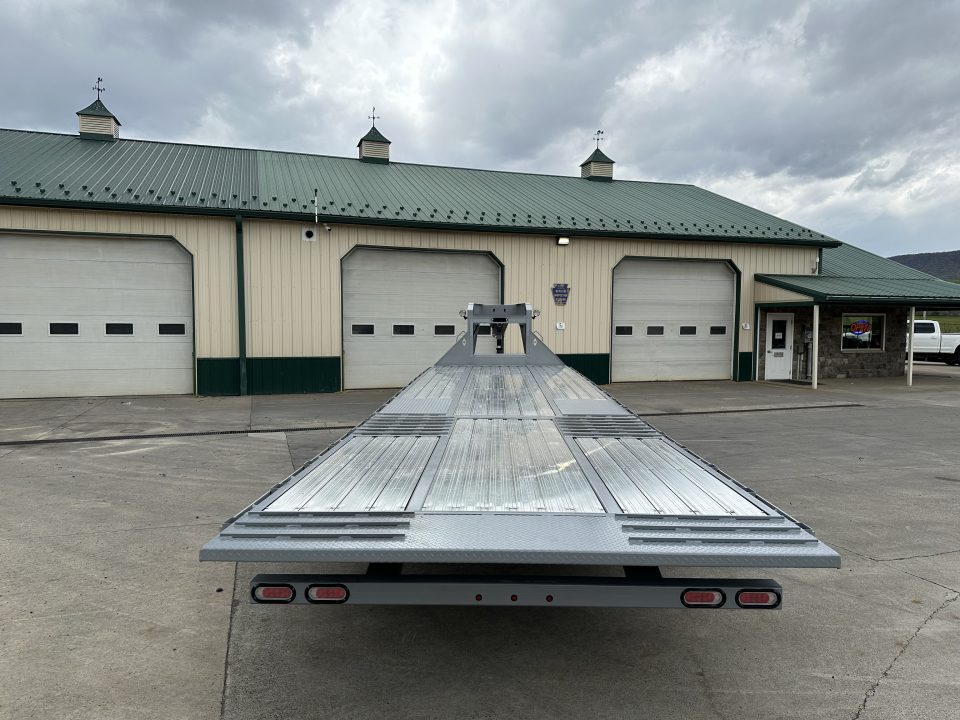 New Diamond C 32' FMAX212 Gooseneck w/Hyd Dovetail - Pacesetter Edition - Aluminum Floor