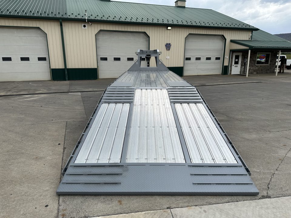New Diamond C 32' FMAX212 Gooseneck w/Hyd Dovetail - Pacesetter Edition - Aluminum Floor
