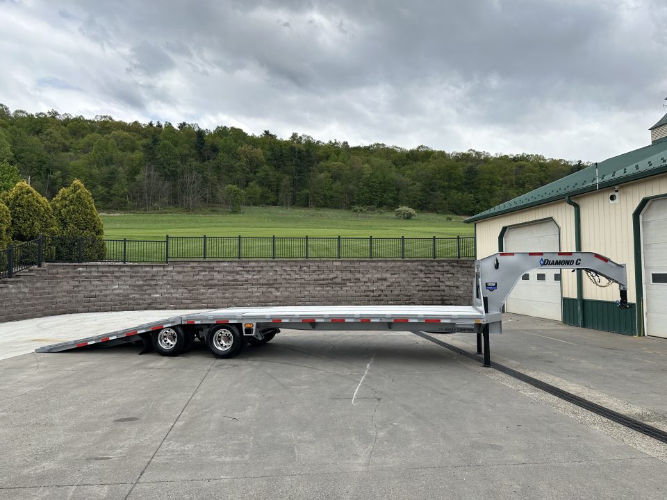 New Diamond C 32' FMAX212 Gooseneck w/Hyd Dovetail - Pacesetter Edition - Aluminum Floor