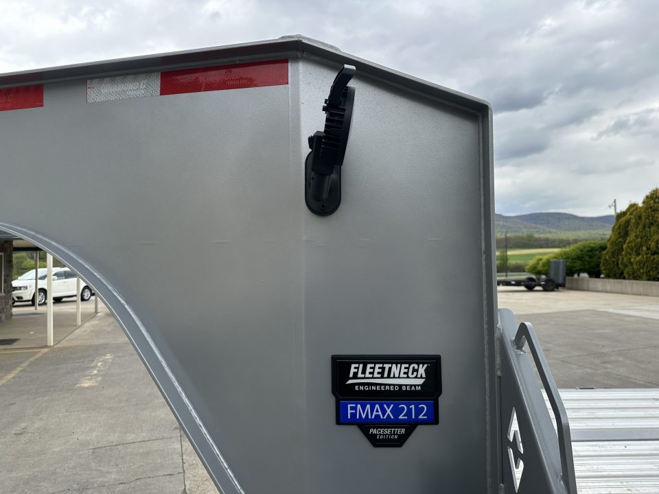New Diamond C 32' FMAX212 Gooseneck w/Hyd Dovetail - Pacesetter Edition - Aluminum Floor
