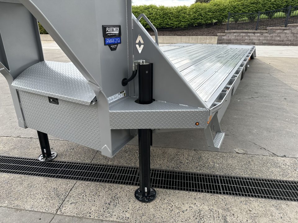 New Diamond C 32' FMAX212 Gooseneck w/Hyd Dovetail - Pacesetter Edition - Aluminum Floor