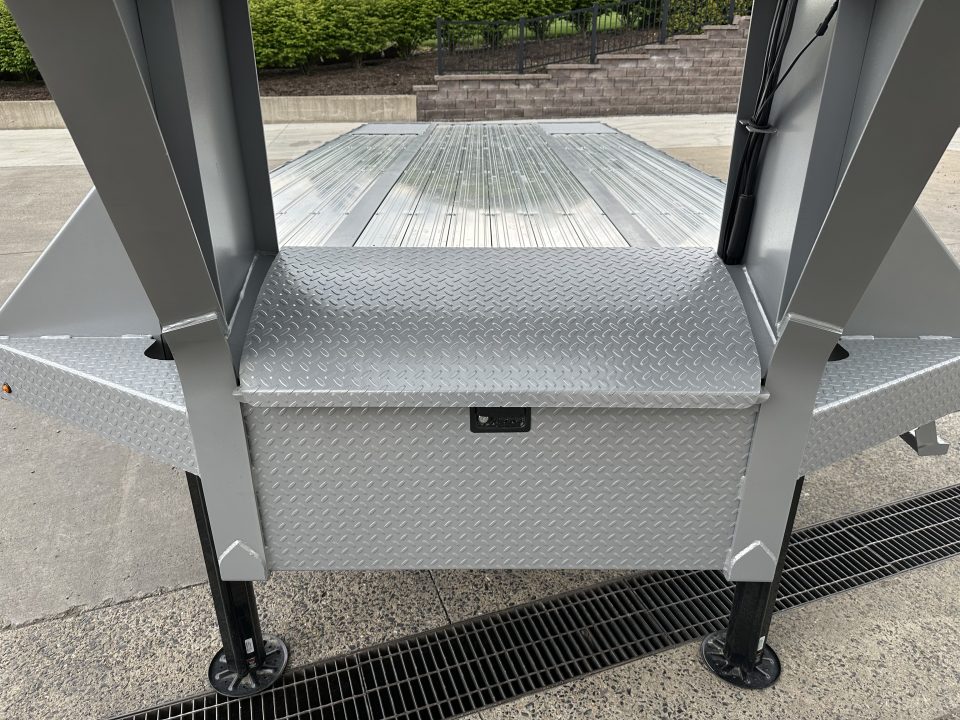 New Diamond C 32' FMAX212 Gooseneck w/Hyd Dovetail - Pacesetter Edition - Aluminum Floor