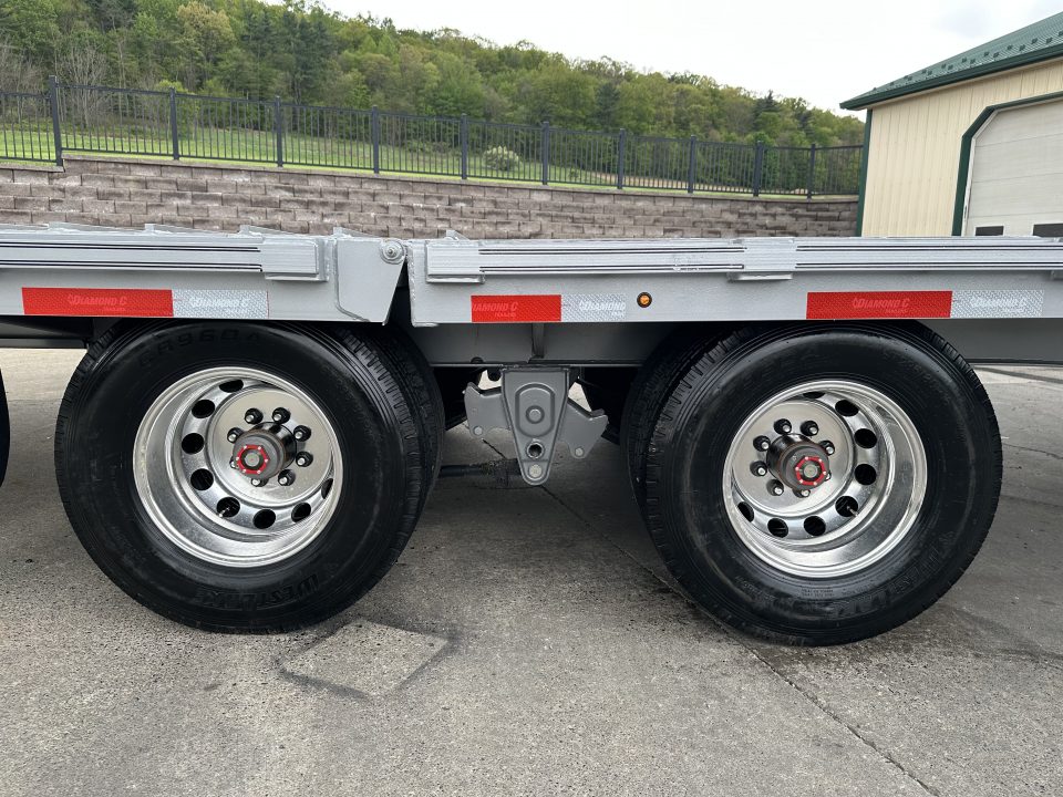 New Diamond C 32' FMAX212 Gooseneck w/Hyd Dovetail - Pacesetter Edition - Aluminum Floor