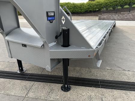 New Diamond C 32' FMAX212 Gooseneck w/Hyd Dovetail - Pacesetter Edition - Aluminum Floor