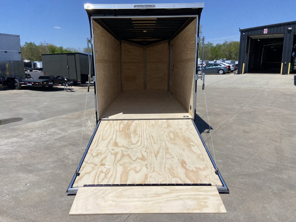 New United UJ-7X16 Enclosed Trailer