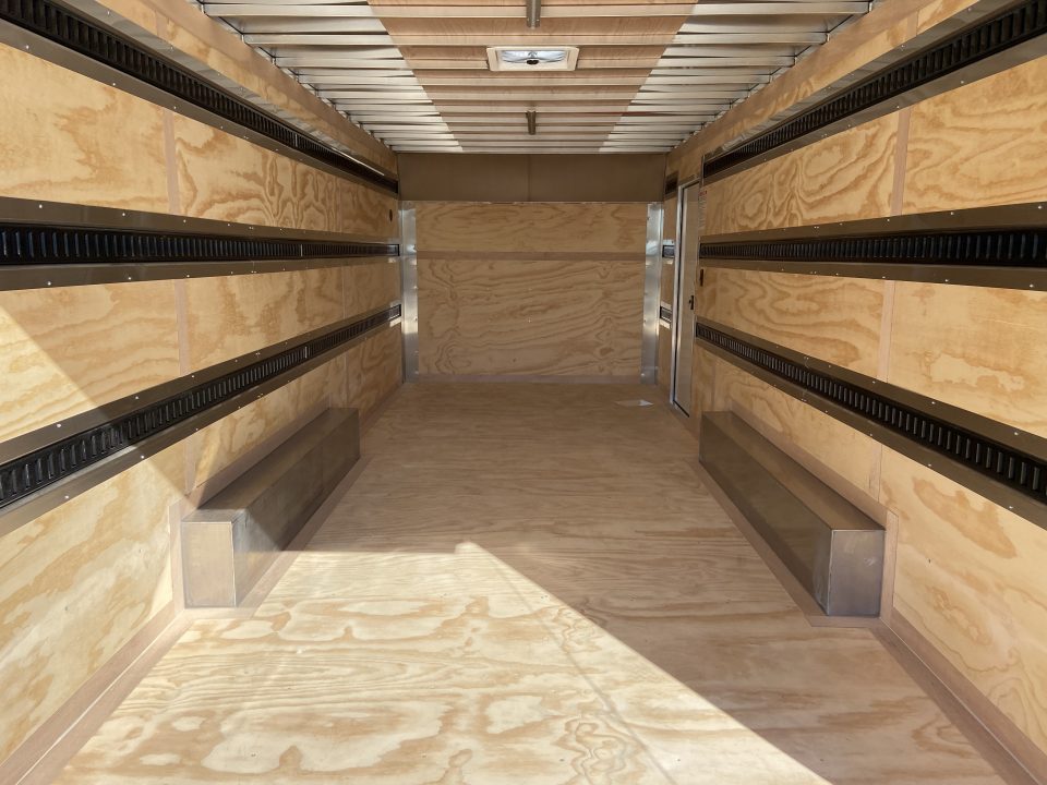New United UAT-8.522 Cargo Enclosed Trailer