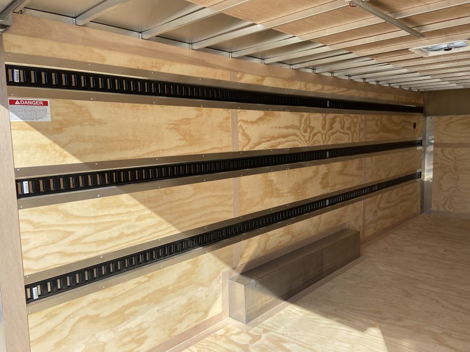 New United UAT-8.522 Cargo Enclosed Trailer